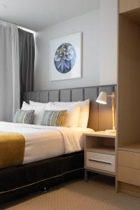 Postel nebo postele na pokoji v ubytování Quest on Hobson Serviced Apartments