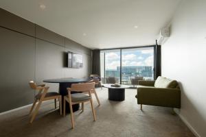 TV a/nebo společenská místnost v ubytování Quest on Hobson Serviced Apartments