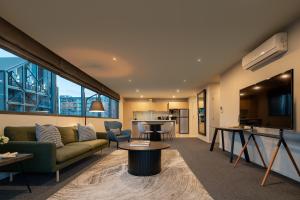 TV a/nebo společenská místnost v ubytování Quest on Hobson Serviced Apartments