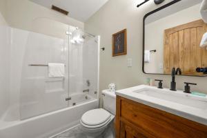 Un baño con lavabo, inodoro y ducha. en NEW LISTING - Cabin, Hot Tub, and Stunning Views, en Sevierville 49 fotos más