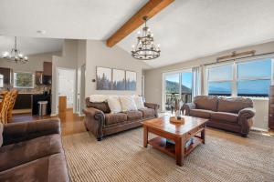 Una sala de estar con sofás y una mesa. en NEW LISTING - Cabin, Hot Tub, and Stunning Views, en Sevierville