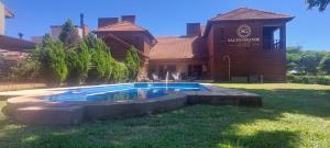 a house with a swimming pool in the yard at Hotel Salto Grande in Federación