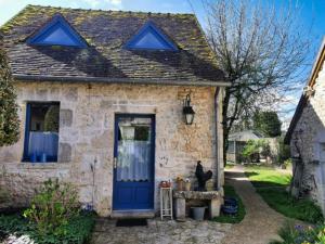 a stone cottage with a blue door at Gîte de charme proche du Zoo Beauval et Châteaux in Pontlevoy
