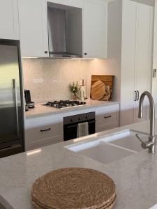 Η κουζίνα ή μικρή κουζίνα στο Laguna Valley Country Retreat