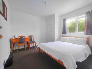 En eller flere senger på et rom på big property for accomodation in Wellington