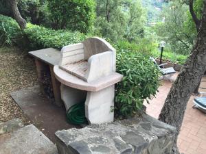 カスティリオーネ・デッラ・ペスカーイアにあるCastiglione Della Pescaiaの岩の上に座るベンチ