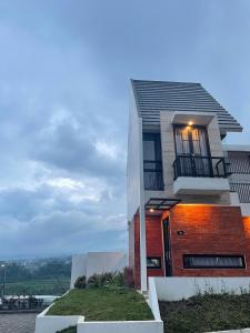 巴图Athara Villas的山丘美景度假屋