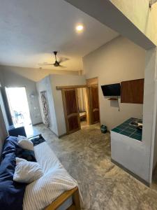 Una sala de estar con un sofá y un televisor. en Terraza Del Sol, en Coveñitas