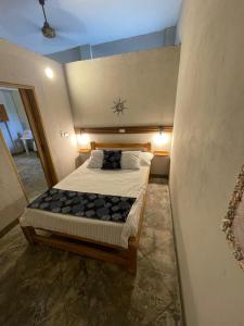 un dormitorio con una cama grande en una habitación en Terraza Del Sol, en Coveñitas