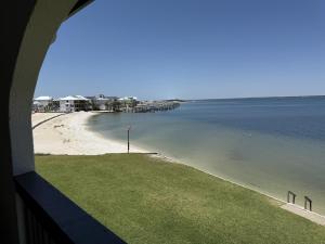 een raam met uitzicht op het strand bij Sound Life condo in Navarre