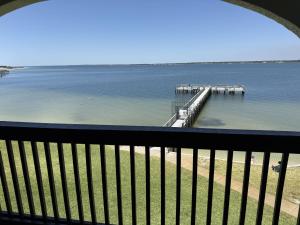 uitzicht op een dok op een waterlichaam bij Sound Life condo in Navarre