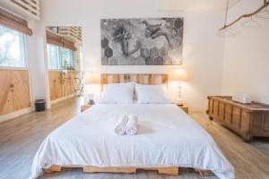 Postel nebo postele na pokoji v ubytování FOREST and OCEAN Nest with Self-Service Breakfast - AC, Monkeys, Pet Friendly with a Fee