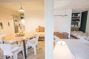 Posezení v ubytování FOREST and OCEAN Nest with Self-Service Breakfast - AC, Monkeys, Pet Friendly with a Fee