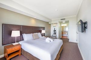 Breezy Harbourfront Resort with Seaviews & Pool 객실 침대 사진 6개 이상