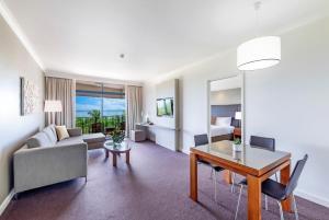 Breezy Harbourfront Resort with Seaviews & Pool 휴식 공간