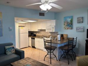 Η κουζίνα ή μικρή κουζίνα στο Relax Beachside in This Cozy 1BR Bradenton Condo - Steps from the Sand
