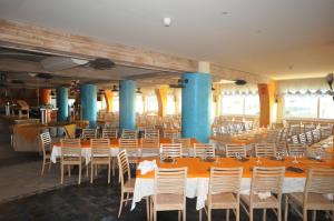 Restoran või mõni muu söögikoht majutusasutuses Grand Hotel Azzurra Club