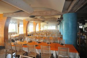 A restaurant or other place to eat at Grand Hotel Azzurra Club