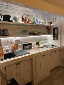 a kitchen with a sink and a counter top at Ma Case aux Antilles in Grand Case