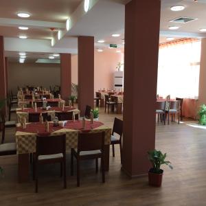 Restoran atau tempat lain untuk makan di Хотел "Божур"