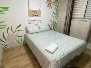 a bedroom with a bed in a room at Doce lar da Be in Ribeirão Preto +27 photos