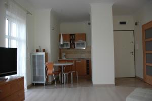 a kitchen with a table and chairs in a room at Apartament Przy Promenadzie in Świnoujście