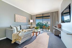 Predel za sedenje v nastanitvi Harbourfront Darwin Escape with Sea Views and Pool