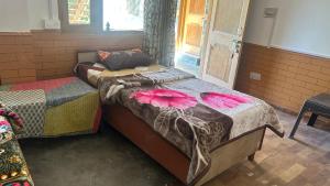 Ένα ή περισσότερα κρεβάτια σε δωμάτιο στο Sunface Homestay