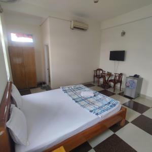 Katil atau katil-katil dalam bilik di Hoàng Nam Hotel Thủ Đức +8 gambar