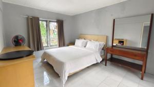 Postel nebo postele na pokoji v ubytování Villa Dalia Puncak H11-5