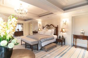 a bedroom with a large bed and a chandelier at Royal Grace Hotel Optics Valley Wuhan in Wuhan +104 photos