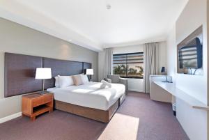 Voodi või voodid majutusasutuse Exclusive Harbourfront - Two Adjacent Stays with Pool toas
