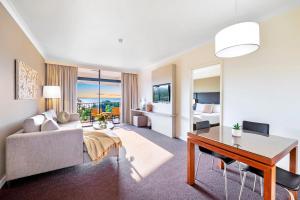 Televiisor ja/või meelelahutuskeskus majutusasutuses Exclusive Harbourfront - Two Adjacent Stays with Pool