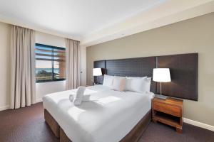 Postel nebo postele na pokoji v ubytování Exclusive Harbourfront - Two Adjacent Stays with Pool