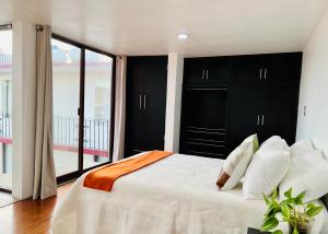 Ένα ή περισσότερα κρεβάτια σε δωμάτιο στο Departamento con terraza en el Centro
