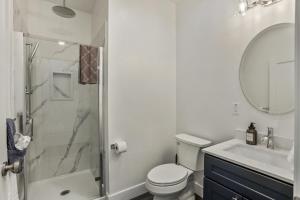 Bilik mandi di New 2Br2Ba Guest House