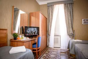 TV a/nebo společenská místnost v ubytování Hotel Emmaus