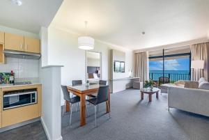 Kuchyň nebo kuchyňský kout v ubytování Enjoy Dreamy Ocean Views from Resort Style Oasis