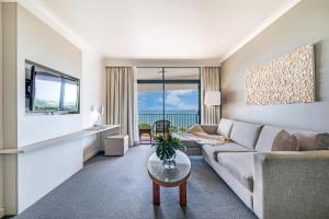 TV a/nebo společenská místnost v ubytování Enjoy Dreamy Ocean Views from Resort Style Oasis