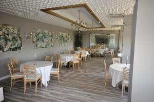 A restaurant or other place to eat at Grand Hotel Azzurra Club Még 21 kép
