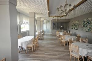 A restaurant or other place to eat at Grand Hotel Azzurra Club