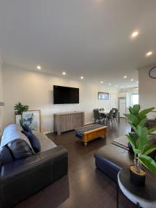 グレネルグにあるBeach apartment 22 esplanade sea-viewsのソファとテレビのあるリビングルーム