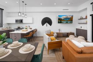 Χώρος καθιστικού στο Modern Hollywood Charm