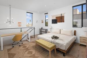 Ένα ή περισσότερα κρεβάτια σε δωμάτιο στο Modern Hollywood Charm