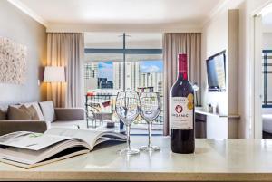 Televisyen dan/atau pusat hiburan di Couple's Escape on the Esplanade with Pool & Balcony