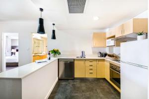 Dapur atau dapur kecil di Couple's Escape on the Esplanade with Pool & Balcony