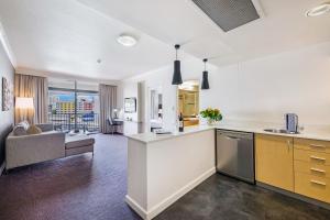 Dapur atau dapur kecil di Couple's Escape on the Esplanade with Pool & Balcony