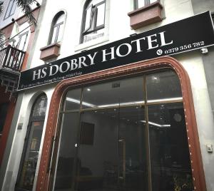 下龙湾HS Dobry Hotel Ha Long的建筑物上的狗狗旅馆标志