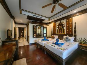 Postel nebo postele na pokoji v ubytování Ayodhaya Palace Beach Resort - SHA Plus certified