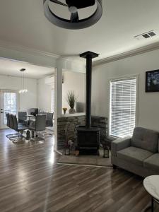 Χώρος καθιστικού στο Enjoy Privacy - Pine Mountain - Spacious Home